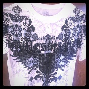 Men’s Small Buckle Tee